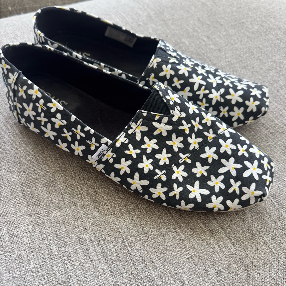 Toms Black Daisy Print Flats